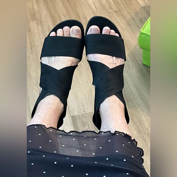 Eileen Fisher quality black soft leather cross strap zip in back women’s shoes!9 - Picture 4 of 10